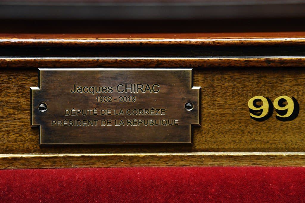 La plaque commémorative en hommage à Jacques Chirac, à l'Assemblée nationale. - BERTRAND GUAY