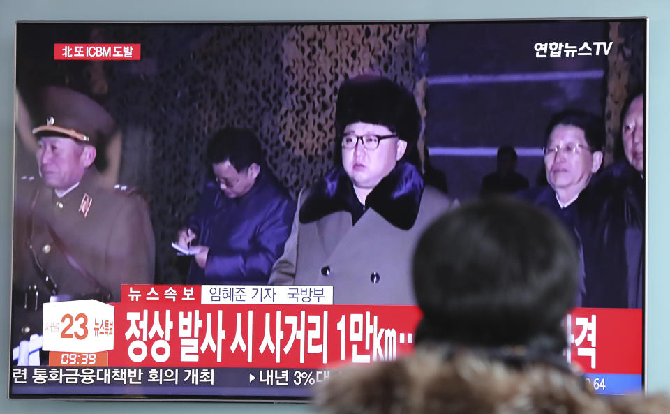 <p><span><span>2017年11月29日（星期三），韓國首爾首爾火車站的一名婦女正在觀看一個電視屏幕，上面顯示一個報導朝鮮導彈發射的地方新聞節目，其中包括朝鮮領導人金正恩的文件鏡頭。半個月的相對和平，朝鮮星期三早些時候發射了最強大的武器，一種假定的洲際彈道導彈，可以把華盛頓和整個美國東部沿海地區範圍內。</span><span>信件上寫著“北韓與洲際彈道導彈的挑釁”。</span><span>（美聯社照片/李金曼）</span></span> </p>