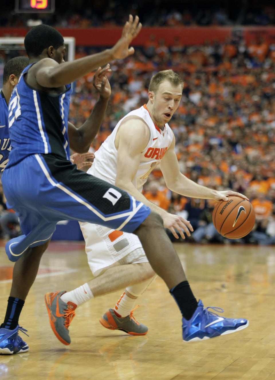 Syracuse’s Trevor Cooney, right, dives to the basket against Duke’s Amile Jefferson, left, in the second half of an NCAA college basketball game in Syracuse, N.Y., Saturday, Feb. 1, 2014. Syracuse won 91-89. (AP Photo/Nick Lisi)