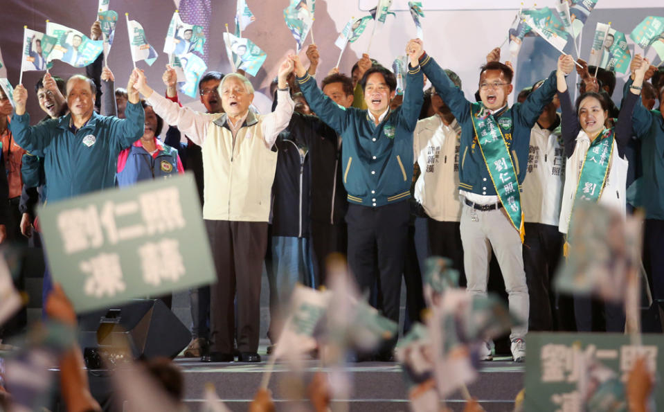 民進黨總統參選人賴清德（中）27日出席桃園市立委第五選區劉仁照（右二）競選總部成立大會，並高呼勝選口號。（范揚光攝）