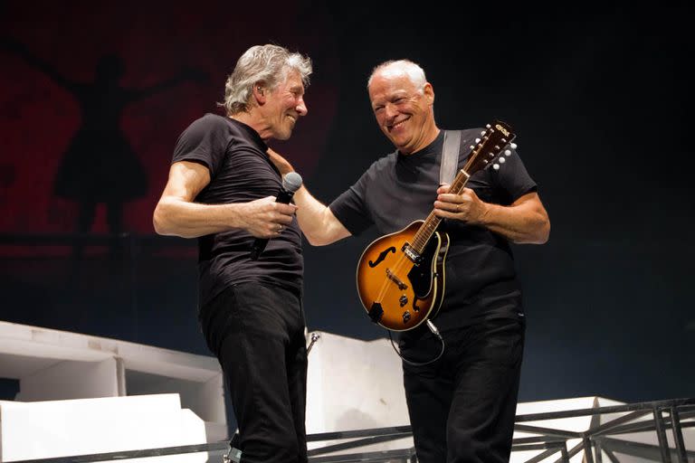 Roger Waters y David Gilmour el 12 de mayo de 2011, en el O2 Arena de Londres y en el marco del tour del bajista con The Wall; sería la última vez que los ex Pink Floyd compartirían escenario: las diferencias entre ambos continuarían e incluso se acentuarían en los años siguientes