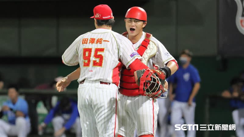 味全龍終結者田澤純一和蔣少宏擁抱慶祝勝利。（圖／記者劉彥池攝影）