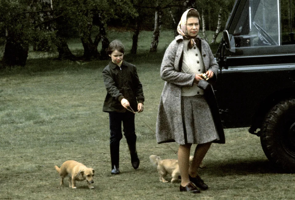 BADMINTON, ENGLAND - APRIL 1: Queen Elizabeth ll and Lady Sarah Armstrong-Jones walk with pet corgis, which are a cross between a corgi and a dachshund, at the Badminton Horse Trials in April 1976. (Photo by Anwar Hussein/Getty Images)