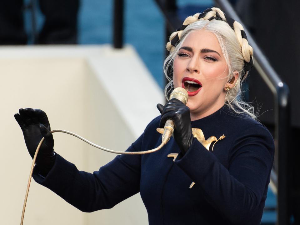 <p>La cantante estadounidense Lady Gaga canta el himno nacional de los Estados Unidos durante la 59a inauguración presidencial el 20 de enero de 2021 en el Capitolio de los Estados Unidos en Washington, DC. </p> (Foto de SAUL LOEB / POOL / AFP a través de Getty Images)