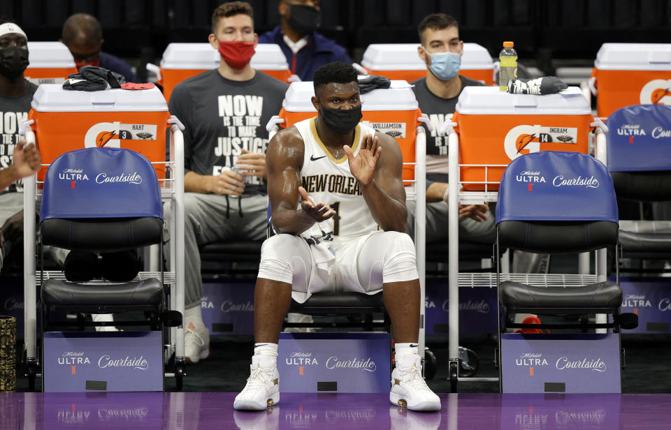 A Pelicans player wearing a face mask. 