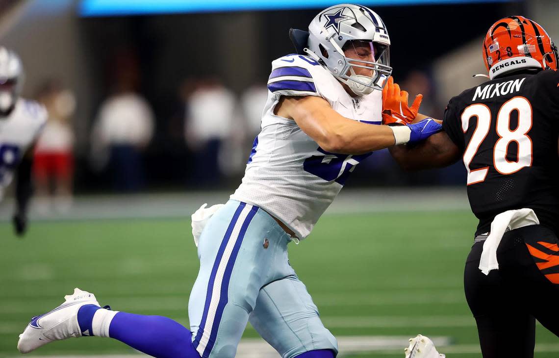 Dallas Cowboys Leighton Vander Esch pushes Cincinnati Bengals’ Joe Mixon to the sidelines on Sunday, September 18, 2022.