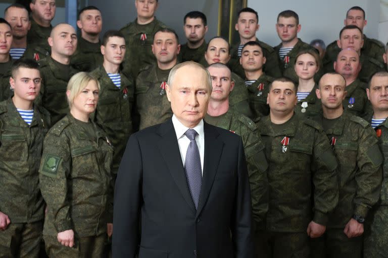 El presidente Vladimir Putin, junto a personal de las fuerzas armadas rusas