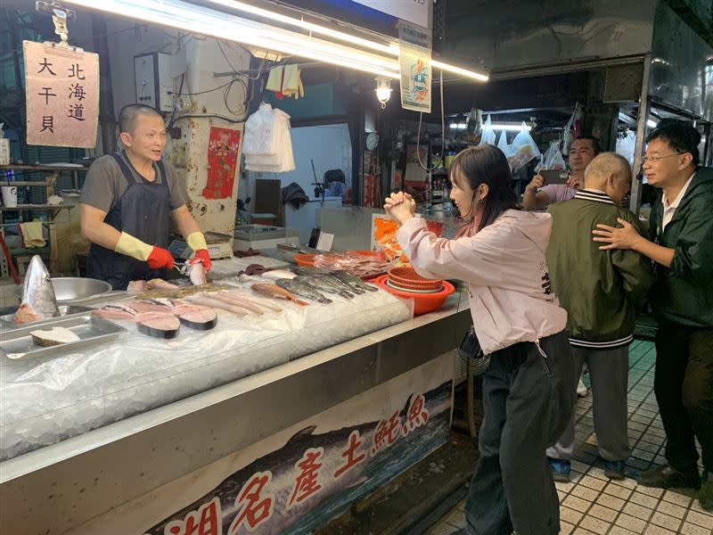 黃捷掃街拜票。（圖／翻攝畫面）