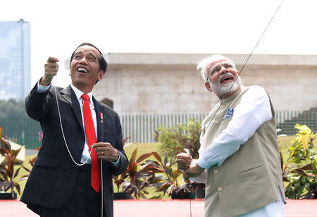 Indonesia President Joko Widodo and Indian Prime Minister Narendra Modi fly a kite at National Monument in Jakarta, Indonesia May 30, 2018. REUTERS/Beawiharta