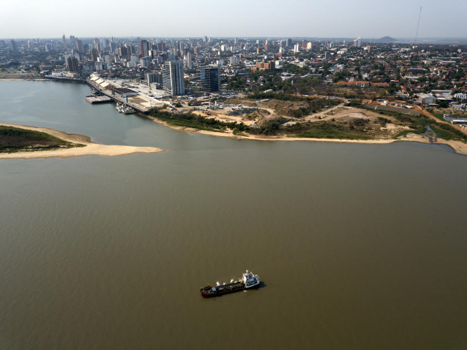 Un barco extrae arena del cauce del río Paraguay, aprovechando su bajo nivel de agua, frente a las costas de Asunción, Paraguay, el viernes 9 de octubre de 2020. (AP Foto/Jorge Saenz)