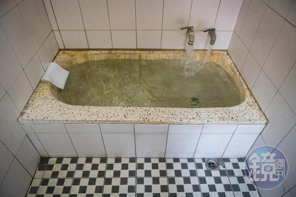 浴池有山泉水與溫泉水管，浴缸上頭還有可供人半躺入浴的設計。