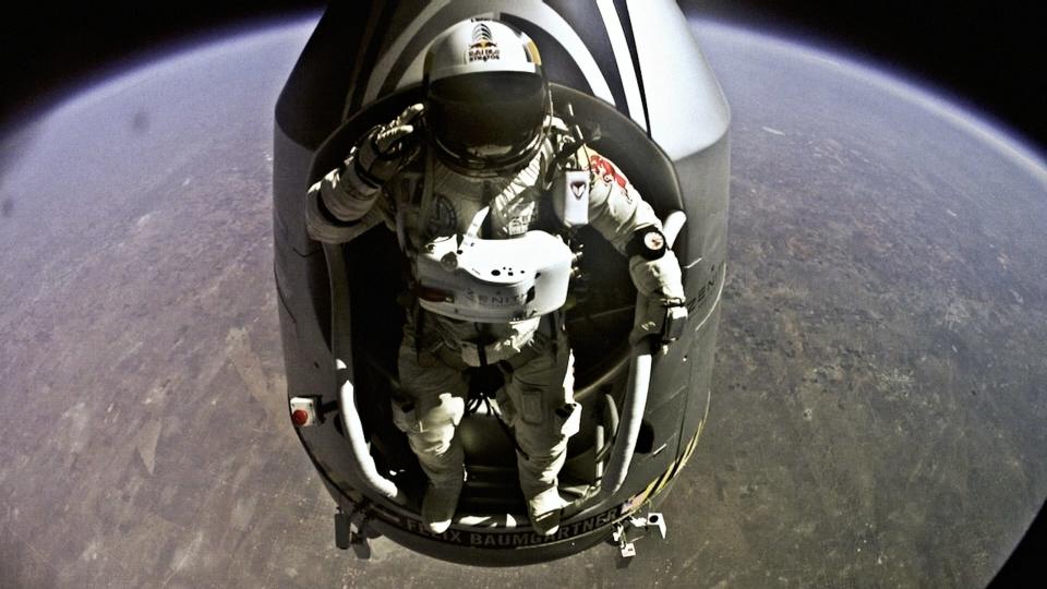 奧地利跳傘運動員Felix Baumgartner完成Red Bull Stratos平流層計畫的太空跳傘任務，從39公里高跳下，以超越音速的自由落體創下世界紀錄 (照片來源：redbull提供)