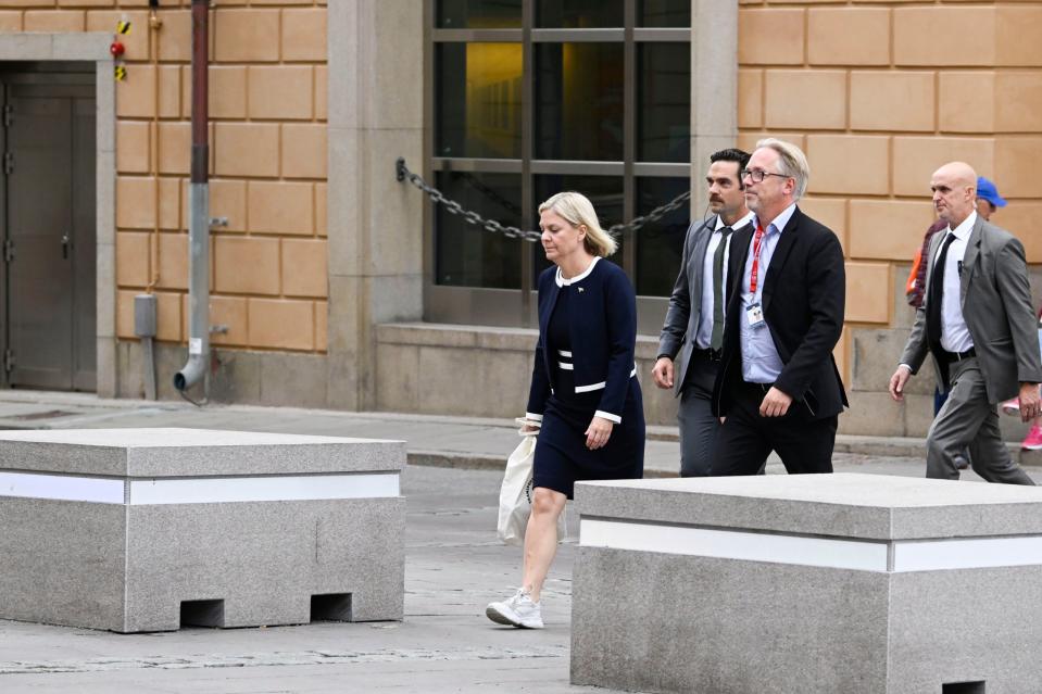 Magdalena Andersson, Ministerpräsidentin der Sozialdemokraten, spaziert am Donnerstag in Stockholm, nachdem sie offiziell ihren Rücktritt erklärt hat. - Copyright: picture alliance / TT NYHETSBYRÅN | Fredrik Sandberg/TT