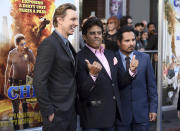 Dax Shepard, de izquierda a derecha, Erik Estrada y Michael Peña llegan al estreno en Los Angeles de "CHIPS" en el Teatro Chino TCL el lunes 20 de marzo de 2017. (Foto Jordan Strauss/Invision/AP)