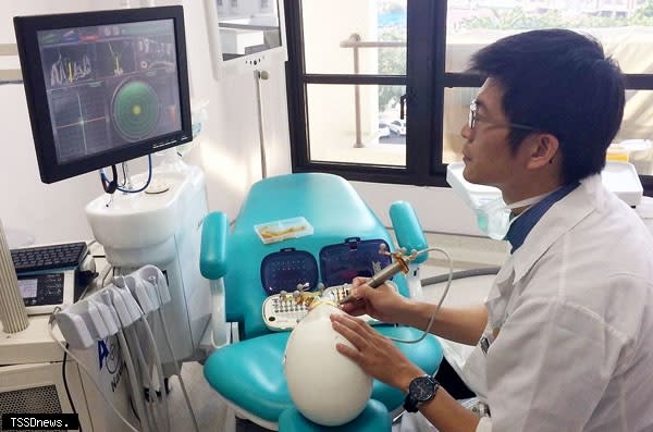 張敏德醫師示範植牙導航系統能在手術中即時導引定位，提高準確率同時也縮短手術時間。（記者蔡清欽攝）