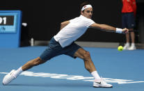 El suizo Roger Federer intenta devolver de revés ante el británico Daniel Evans en la segunda ronda del Abierto de Australia en Melbourne, Australia, el miércoles 16 de enero de 2019. (AP Foto/Mark Schiefelbein)