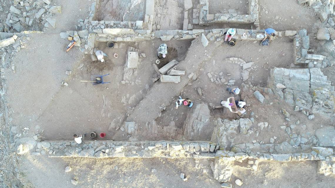 Archaeologists excavate building No. 3.