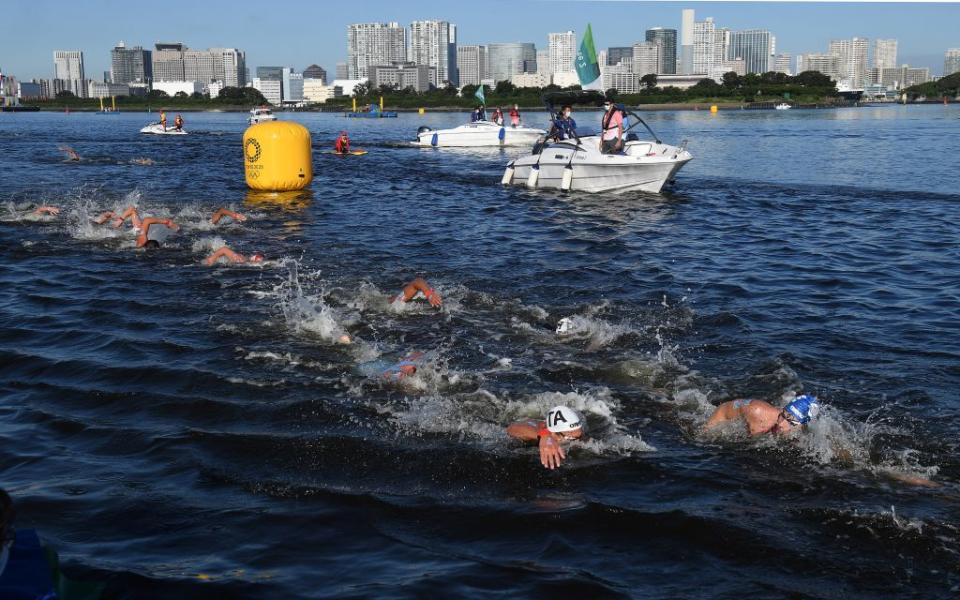 港將方胤（右）在男子游泳馬拉松排22名完成，時間為1小時58分33秒04。 