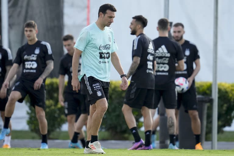 Lionel Scaloni, entrenador del seleccionado argentino, durante un entrenamiento en el predio de Ezeiza