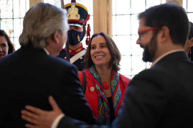 El presidente de Chile, Gabriel Boric, junto a su homólogo argentino, Alberto Fernández, y la ministra de Relaciones Exteriores chilena, Antonia Urrejola