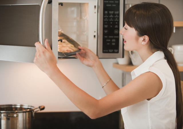 Calentar comidas en recipientes de plástico en el microondas