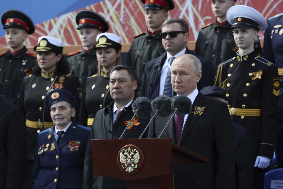 El presidente de Rusia Vladímir Putin ofrece su discurso del Día de la Victoria, en el 78vo aniversario de la derrota de la Alemania Nazi, en la Plaza Roja de Moscú, Rusia, el lunes 9 de mayo de 2022. (Gavriil Grigorov, Sputnik, Kremlin Pool Foto via AP)