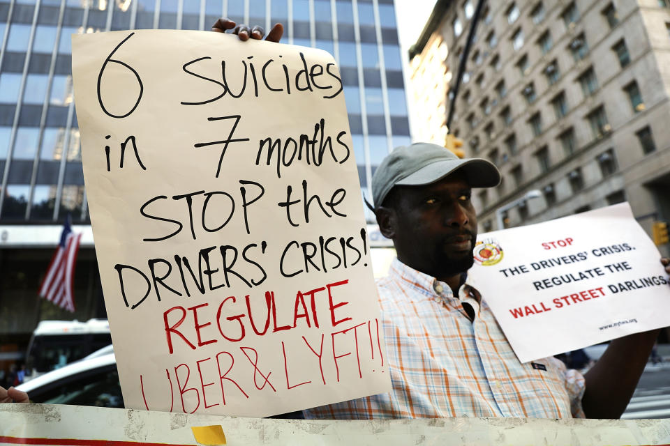 Uber等網約車進入市場，令的士牌價大跌，靠借貸購入的士牌的基層司機大受打擊，不少人因而得了情緒病，在2018年底至2019年中旬就有六名司機自殺身亡，攝於2019年6月。  (Spencer Platt/Getty Images)