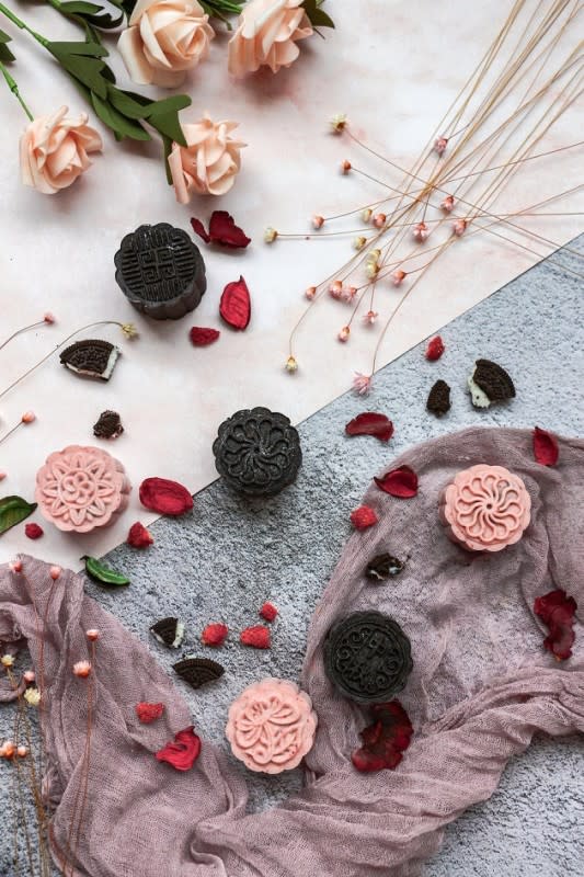 <p>Baker Starters</p><p>Berry explosion happening right here! Get these delicious Triple Berry Mooncakes now!</p><p><strong>Get the recipe here: <a href="https://bakestarters.com/products/triple-berry-rose-snowskin-mooncakes-cookies-cream-snowskin-mooncakes" rel="nofollow noopener" target="_blank" data-ylk="slk:Triple Berry Mooncakes;elm:context_link;itc:0;sec:content-canvas" class="link ">Triple Berry Mooncakes</a></strong></p>