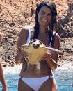 Même en vacances, Karine Ferri ne chôme pas ! Alors qu’elle se baignait dans la Méditerranée, l’animatrice télé s’est retrouvée nez à bec avec une tortue piégée dans une bâche en plastique. Avec l’aide de la police municipale qu’elle a aussitôt appelée, elle est parvenue à libérer le pauvre reptile qui n’aurait certainement pas survécu sans l’intervention de la compagne de Yoann Gourcuff. © Instagram @karineferri