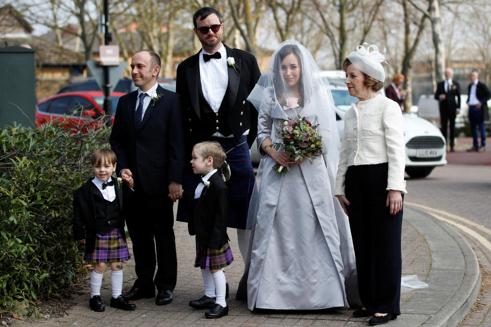 Stella Moris, die Verlobte von Julian Assange kam in ihrem Kleid  und mit den zwei gemeinsamen Kindern am Gefängnis am. 