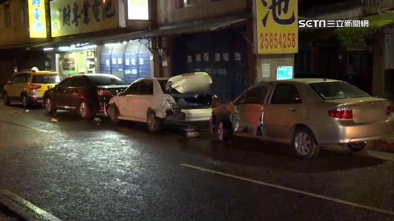 路邊車輛慘遭波及。