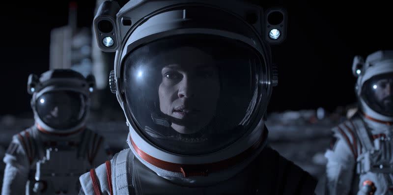 希拉蕊史旺穿著重達13公斤的太空衣。（圖／Netflix提供）