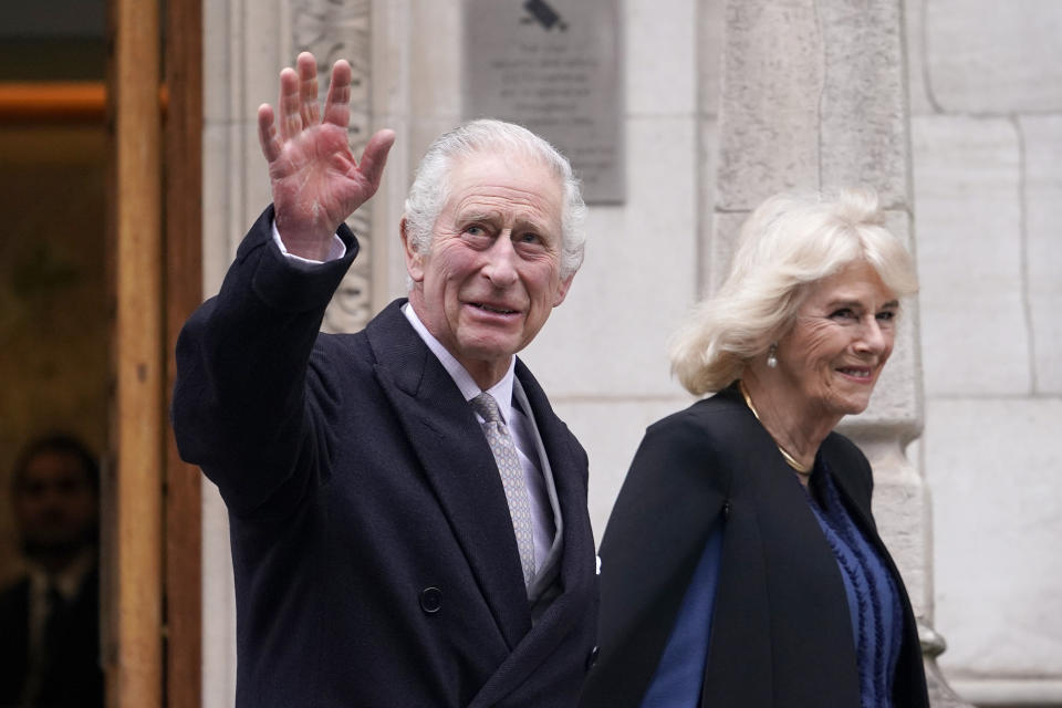 El rey Carlos III y la reina Camilla salen de la Clínica Londres en el centro de Londres, el lunes 29 de enero de 2024. Carlos fue dado de alta del hospital después de un procedicmiento en su próstata. (Foto AP/Alberto Pezzali)