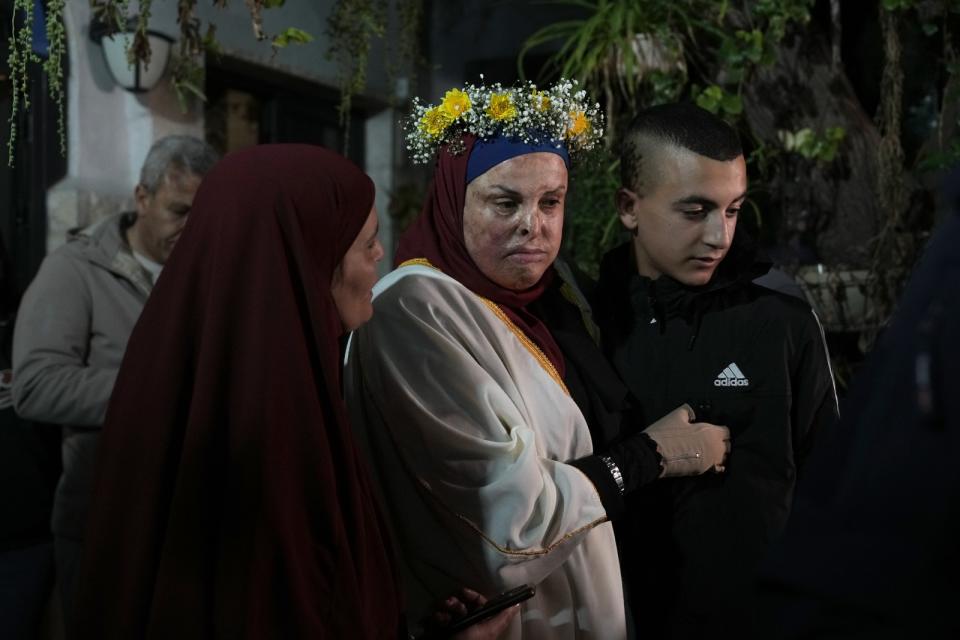 2023年11月26日凌晨，以色列釋放的巴勒斯坦女囚賈比斯返家，受到當地人歡迎和祝福。她的臉部在2015年一場汽車爆炸事件中燒傷。美聯社