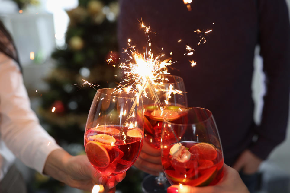 Festliches Anstoßen geht auch akoholfrei (Symbolbild: Getty Images)