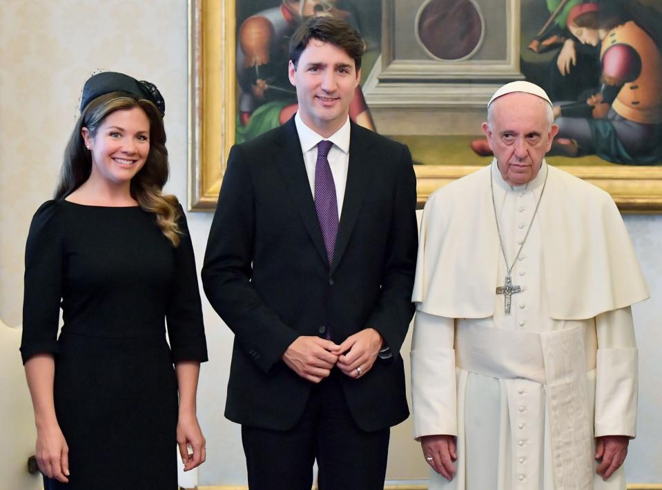 Justin Trudeau, su mujer y el Papa Francisco (AP)