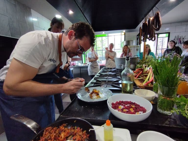 El chef Agustin Kuran elabora charqui de guanaco sobre hojuelas de maíz, en la tercera edición de 