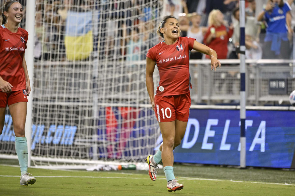 La mediocampista de Kansas City Lo'eau Labonta finge dolor en su pierna como parte de su celebración del gol del empate ante Angel City FC en el minuto 81. (Foto: Amy Kontras-USA TODAY Sports)