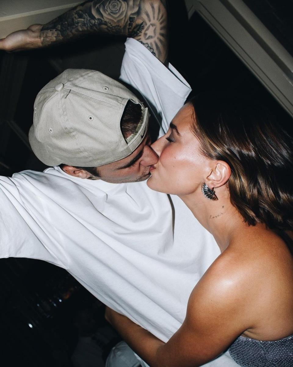 Justin and Hailey Bieber share a kiss in London (Instagram / Hailey Bieber)