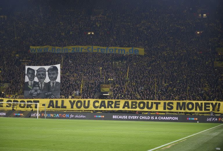 La pancarta que mostraron los hinchas de Borussia Dortmund