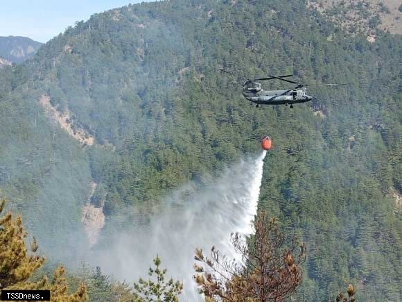 森林火災空中搶救情形。（圖：林業保育署提供）
