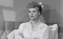 <p>En 1951, les Américains découvrent <i>I love Lucy</i> sur leur petit écran. Cette sitcom raconte le quotidien de Lucy Ricardo, une femme au foyer, qui rêve de se lancer dans le spectacle. On découvre les moeurs de l'époque : par exemple, Lucy et son mari dorment dans des lits séparés... (une vie sexuelle ? laquelle ?) Mais <i>I love Lucy</i> est la première sitcom à mettre en avant une femme comme héroïne. Et malgré son statut de femme au foyer, elle ne rêve que d'émancipation. Un format et un scénario très féministes pour l'époque. </p>...