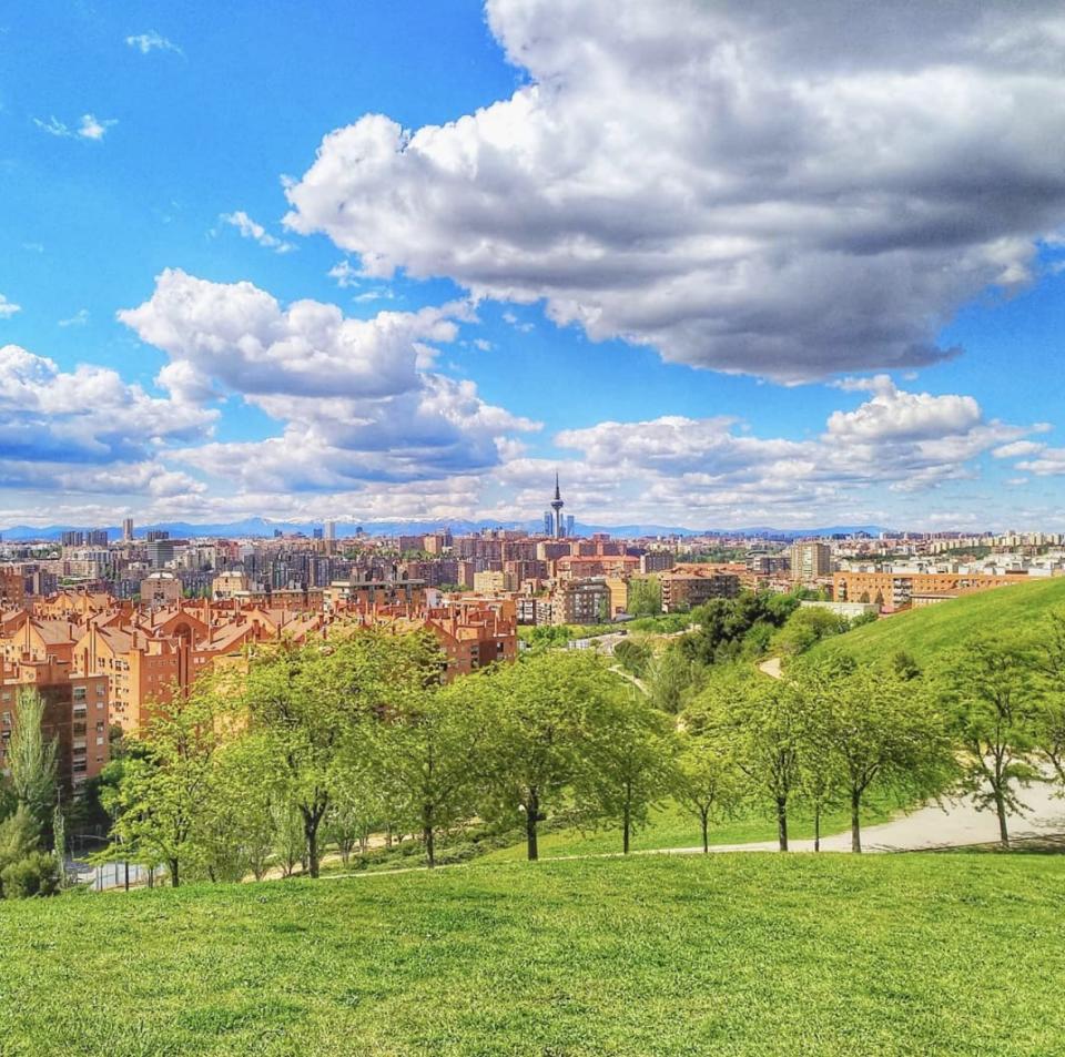 <p>El parque del Cerro del Tío Pío, ubicado en el barrio de Numancia, puede presumir de tener el mejor <em>skyline</em> de la capital. (Foto: Instagram / <a rel="nofollow noopener" href="https://www.instagram.com/p/BiPqaAuBA9k/?utm_source=ig_embed&utm_campaign=embed_locale_test" target="_blank" data-ylk="slk:@eliasramirezp;elm:context_link;itc:0;sec:content-canvas" class="link ">@eliasramirezp</a>). </p>