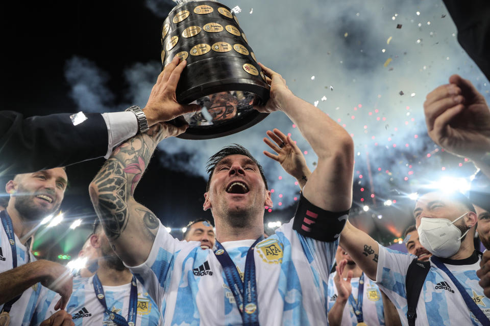 RÍO DE JANEIRO, BRASIL - 10 DE JULIO: Lionel Messi de Argentina levanta el trofeo después de ganar la final de la Copa América Brasil 2021 entre Brasil y Argentina en el Estadio Maracaná el 10 de julio de 2021 en Río de Janeiro, Brasil.  (Foto de Gustavo Pagano/Getty Images)