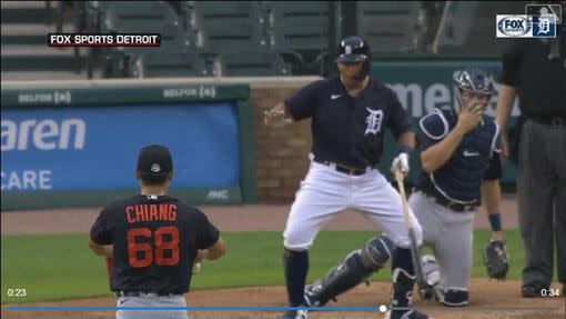 卡布瑞拉（Miguel Cabrera）對江少慶比出功夫手勢。（圖／翻攝自MLB官網）