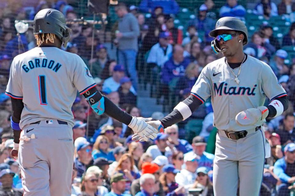 El jardinero de los Marlins de Miami Jazz Chisholm Jr. (der.) recibe el saludo de su compañero de equipo Nick Gordon en el cuarto inning del partido ante los Cachorros, celebrado el 21 de abril de 2024 en el Wrigley Field de Chicago. David Banks-USA TODAY Sports