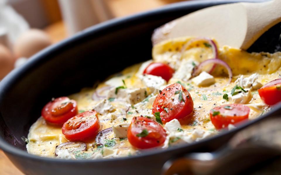 Auch Eier werden zum Retter in der Not. Zum Beispiel in Form von leckeren Omelettes mit Champignons, Käse und Zwiebeln. Wer so in den Tag startet, vergisst den Zucker schnell. (Bild: iStock / robynmac)