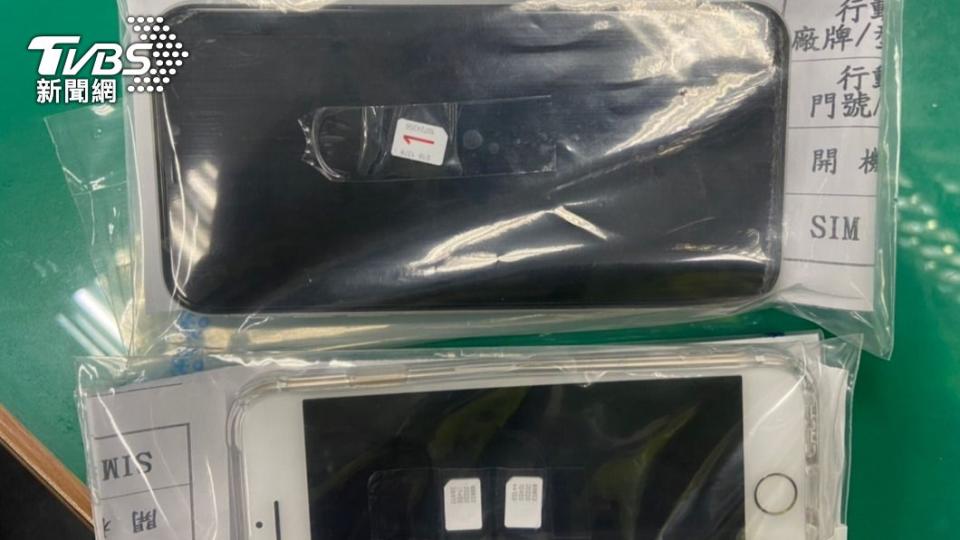 警方查扣吳姓車手身上的手機與SIM卡。（圖／TVBS）