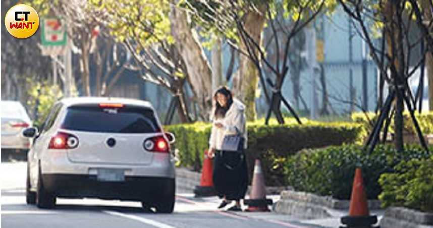 李沛旭臨停路邊，接長髮嫩妹上車。（圖／本刊攝影組）