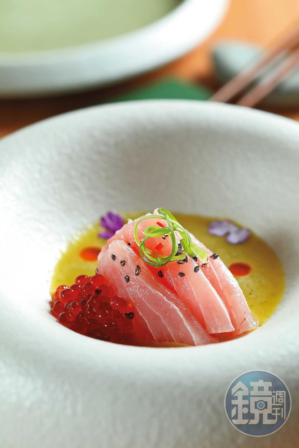 生魚片「HAMACHI CRUDO」搭配鮭魚卵，醬汁由泰式辣椒、蜂蜜、米酒醋特調而成。